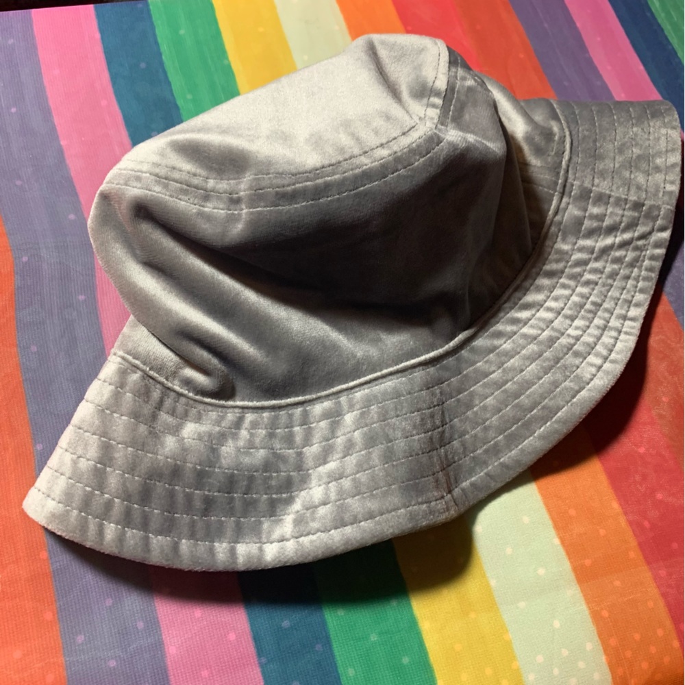 🩶 UO 🩶 Silver Velvet Bucket Hat 🩶 NWOT 🩶 Grey Lined Interior 🩶 One Size 🩶 - Picture 6 of 11
